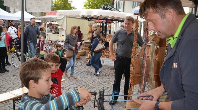 Nicht nur Schauen und Kaufen ist beim Kunsthandwerkermarkt angesagt, sondern auch Mitmachen. ARCHIVFOTO: SANDER