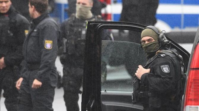 Beamte eines Spezialeinsatzkommandos (SEK) der Frankfurter Polizei vor dem Clubhaus der Hells Angels in Wettenberg bei Gießen