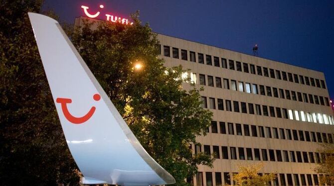 Rot leuchtet das Tuifly-Logo auf der Firmenzentrale am Flughafen in Hannover. Foto: Julian Stratenschulte