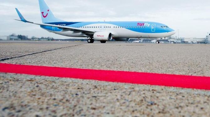 Eine Maschine der Fluggesellschaft TuiFly auf dem Gelände des Flughafens in Hannover. Foto: Julian Stratenschulte/Archiv