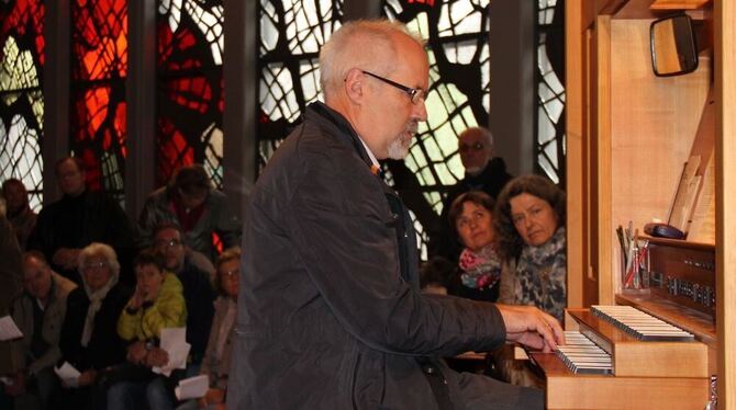 Josef Wetzel an der Orgel der katholischen Kirche St. Wolfgang. FOTO: VARADY