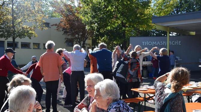 Tanzend und genießend feierte die Thomaskirchengemeinde gestern ihr Begegnungsfest zum 25-jährigen Bestehen.