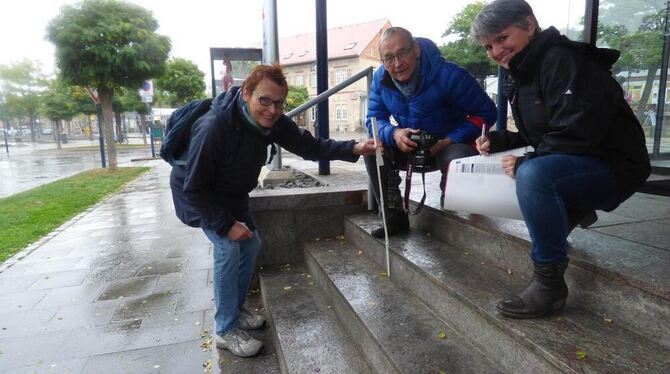 Metzingens Inklusionsbeauftragte Ute Kern-Waidelich (rechts) und zwei ihrer Mitstreiter vermessen in strömendem Regen die Treppe