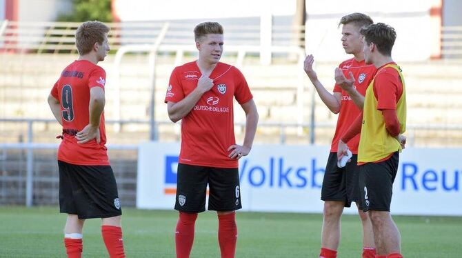 Erklärungsversuche bei den SSV-Spielern (von links) Marc Golinski, Pierre Eiberger, Denis Lübke und Tom Schiffel. FOTO: BAUR