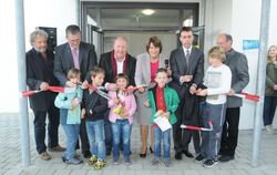 Kinder und Prominenz machen gemeinsam schnippschnapp. Im Südbau der Gustav-Werner-Schule in Walddorfhäslach wird ab sofort geleh