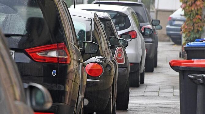 Ein Ärgernis für Fußgänger: Autos auf dem Gehweg.