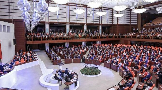 Die zweitgrößte Oppositionspartei in der Nationalversammlung in Ankara teilte mit, sie ziehe sich zunächst aus allen Gesetzge