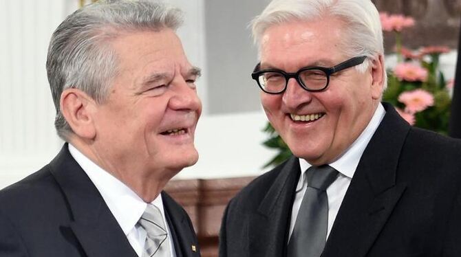 Frank-Walter Steinmeier zusammen mit  Bundespräsident Joachim Gauck. Foto: Britta Pedersen/Archiv