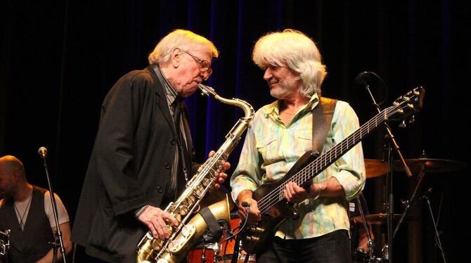 Bestens aufeinander eingespielt: Saxofonist Klaus Doldinger und Wolfgang Schmid am Bass. FOTO: SPIESS