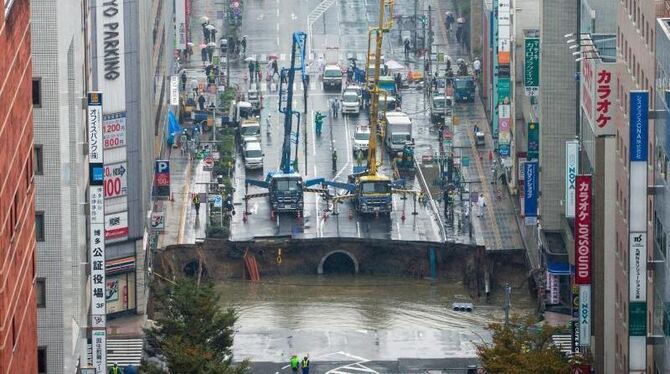 Nach Angaben der Verkehrsbehörden fanden unter der Straße Bauarbeiten an einer U-Bahnlinie statt. Foto: Hiroshi Yamamura