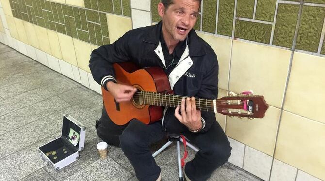 Hält mit Musik seine Frau und seine beiden Kinder in der Slowakei über Wasser: Straßenkünstler Robert. FOTO: PRIVAT