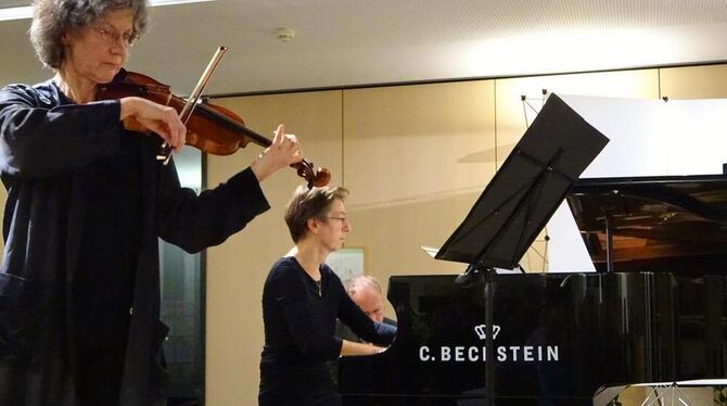 Ute Roming an der Violine und Elisabeth Roser am Flügel. FOTO: WURSTER