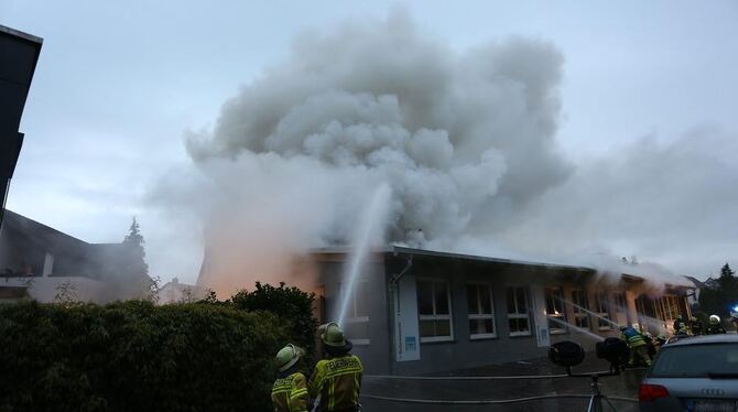 Die Löscharbeiten der Feuerwehr wurden durch das Metalldach des Gebäudes erschwert. Foto: www.7aktuell.de