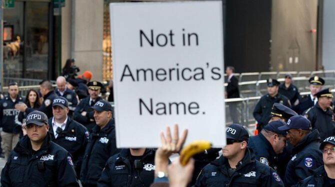 Polizisten und Demonstranten während eines Anti-Trump-Protests in New York. Foto: Kevin Hagen