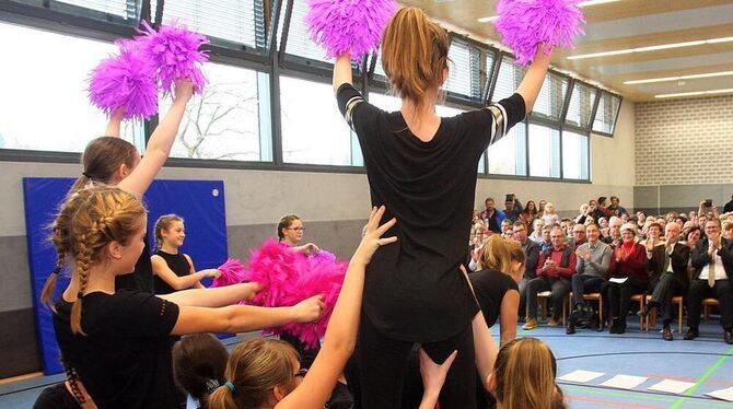 Pyramide mit Puschel: Die Cheerleader-Gruppe der Freibühlschule unterhielt die Gäste mit einer flotten Choreografie.