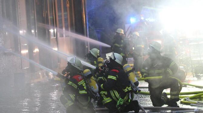 Ein enorm schwieriger Einsatz: Insgesamt 110 Feuerwehrleute kämpften im Neckartenzlinger Ortskern gegen die Flammen. FOTO: WWW.7