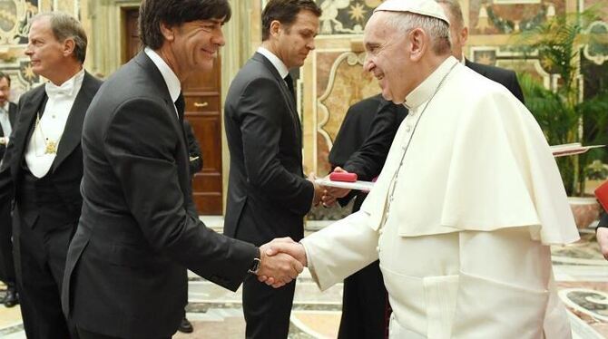 Bundestrainer Joachim Löw wird von Papst Franziskus empfangen. Foto: Markus Gilliar/DFB