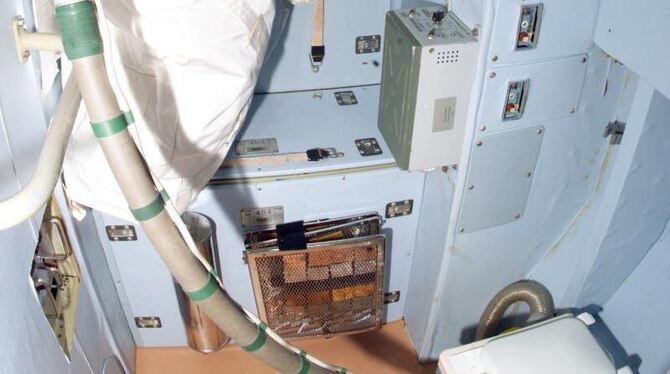 Die Toilette der Internationalen Raumstation ISS im russischen »Swesda« Modul. Foto: DB NASA HO/Archiv