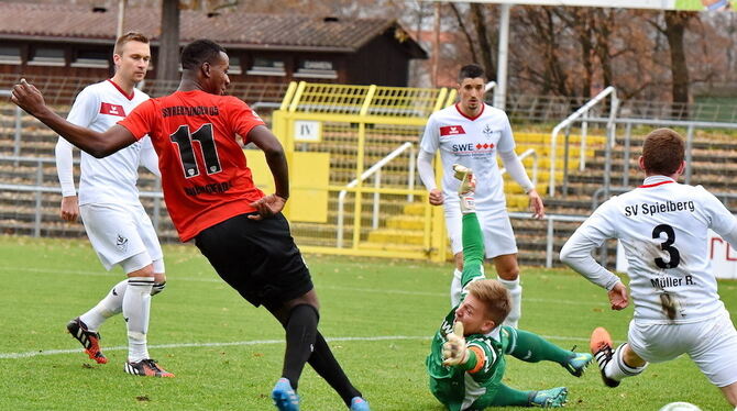 Da sah die Welt für den SSV Reutlingen noch freundlich aus: Onesi Kuengienda (Nummer 11) erzielt das 2:1-Führungstor. GEA-Foto: