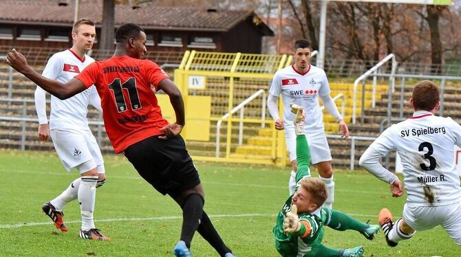 Da sah’s noch gut aus für den SSV: Onesi Kuengienda  gibt  Keeper Mathias Moritz und Robin Müller das Nachsehen.