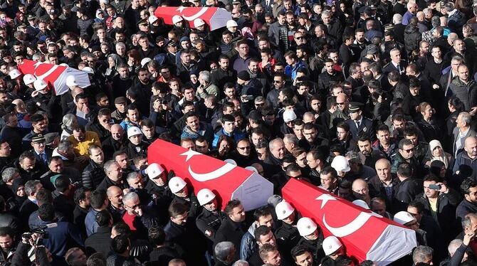 Bei den Anschlägen in Istanbul getötete Polizisten werden zu Grabe getragen.