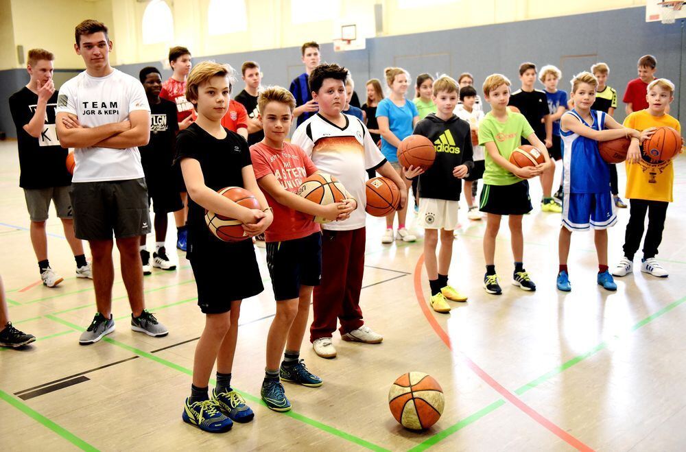 Schüler trainieren mit den Walter Tigers