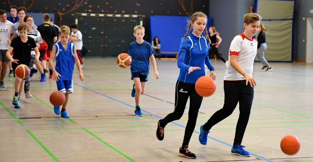 Schüler trainieren mit den Walter Tigers