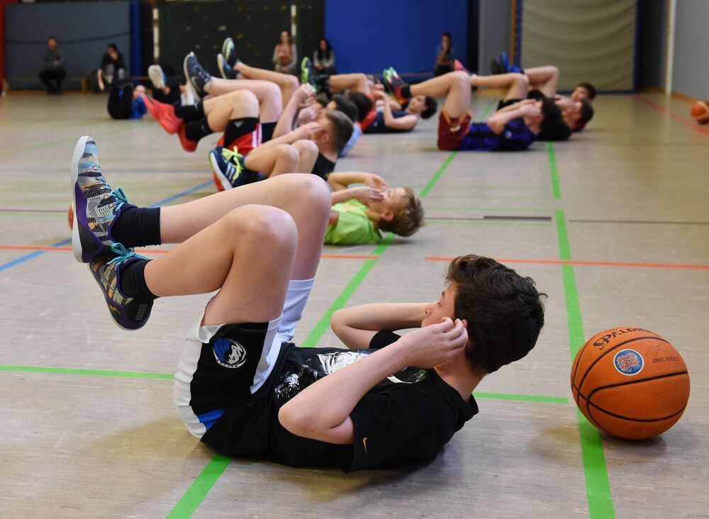 Schüler trainieren mit den Walter Tigers