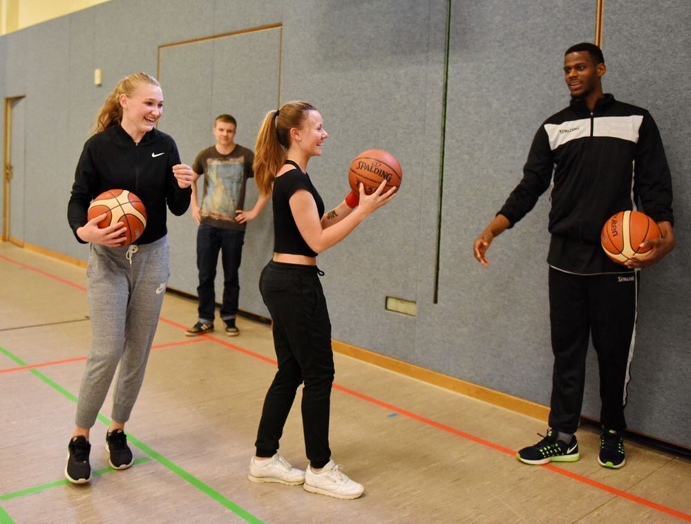 Schüler trainieren mit den Walter Tigers