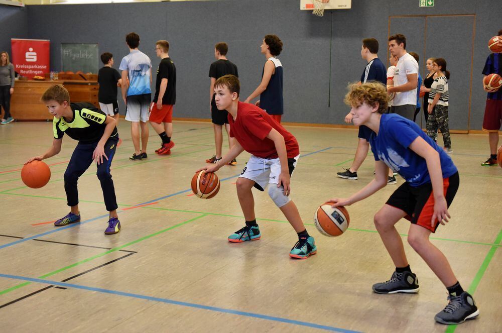 Schüler trainieren mit den Walter Tigers