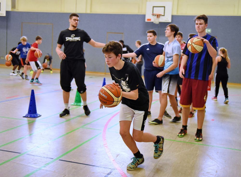 Schüler trainieren mit den Walter Tigers