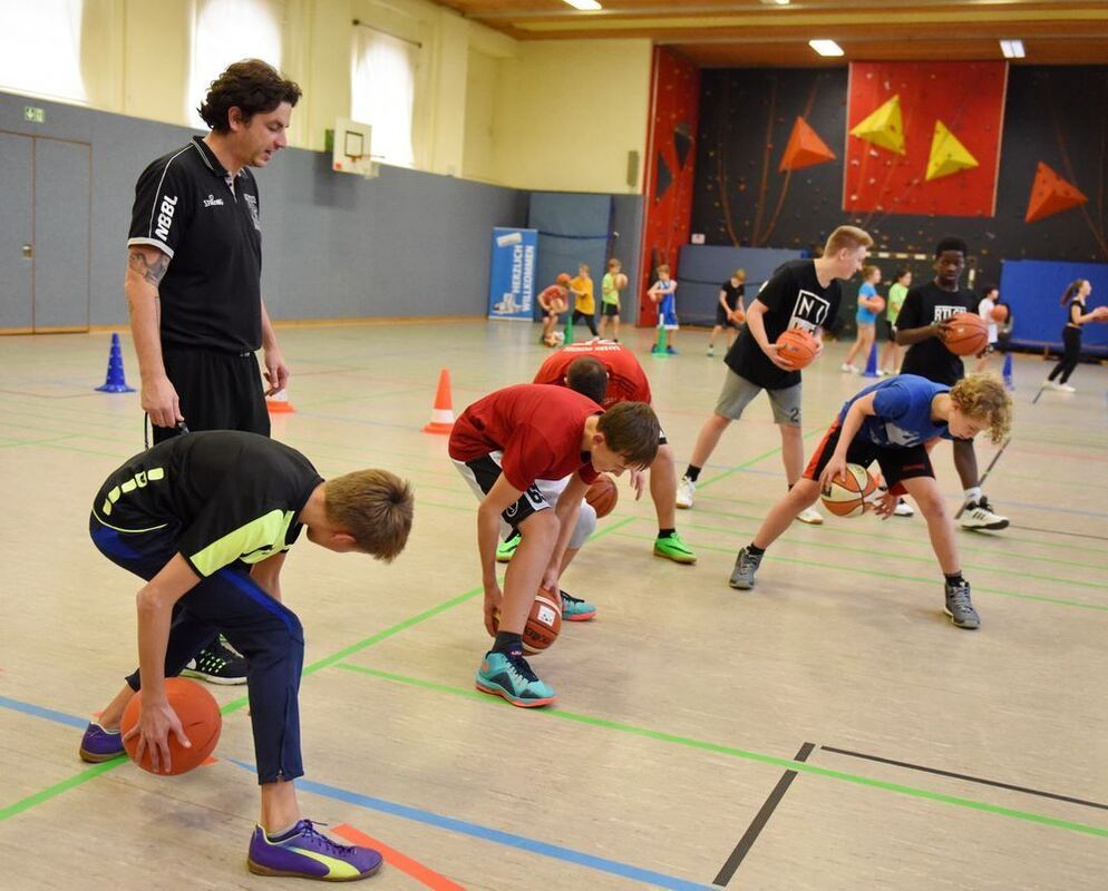 Schüler trainieren mit den Walter Tigers