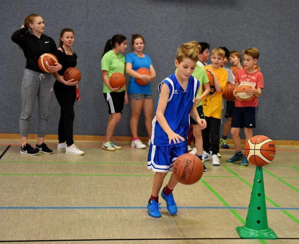 Schüler trainieren mit den Walter Tigers