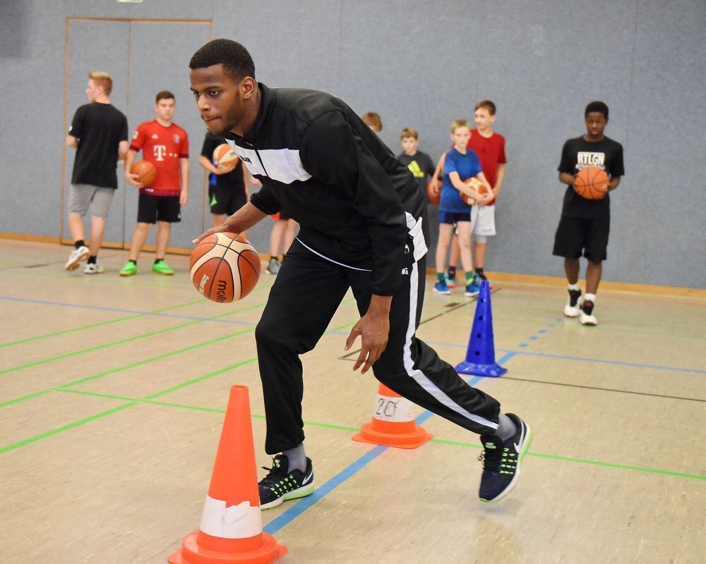 Schüler trainieren mit den Walter Tigers