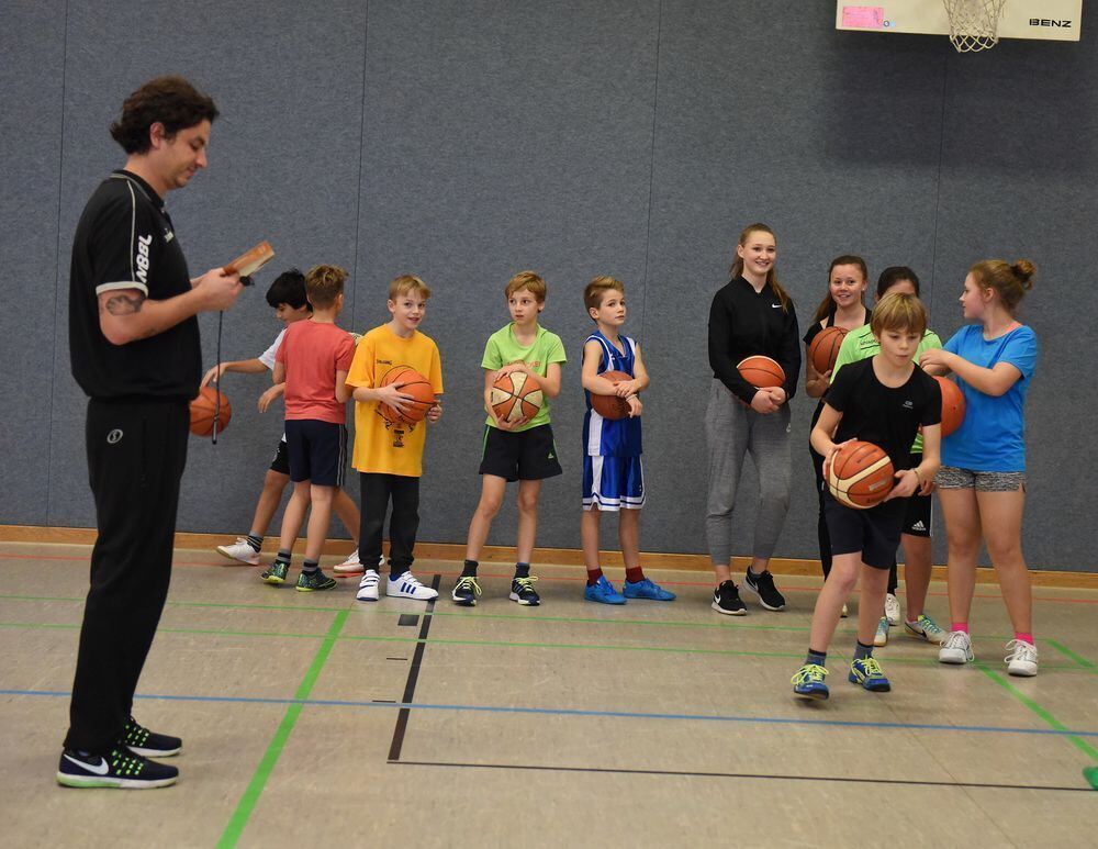 Schüler trainieren mit den Walter Tigers