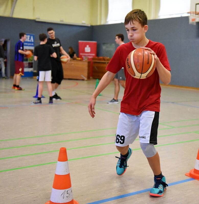 Schüler trainieren mit den Walter Tigers