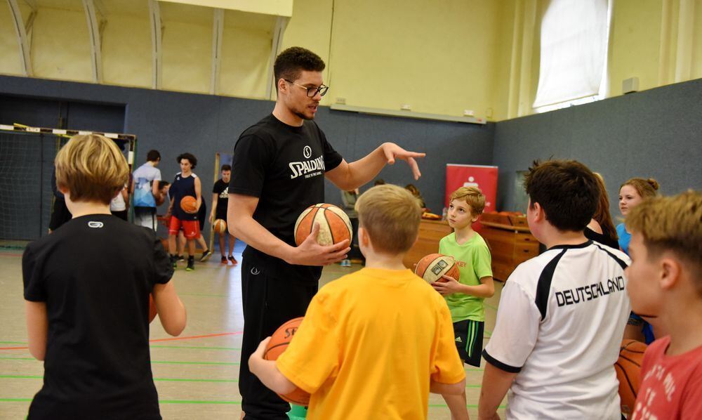 Schüler trainieren mit den Walter Tigers