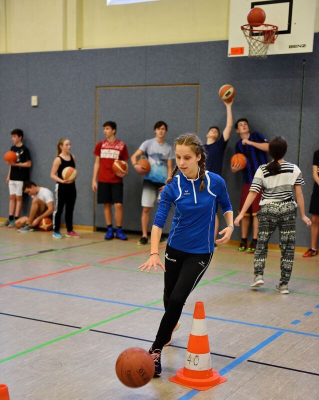 Schüler trainieren mit den Walter Tigers