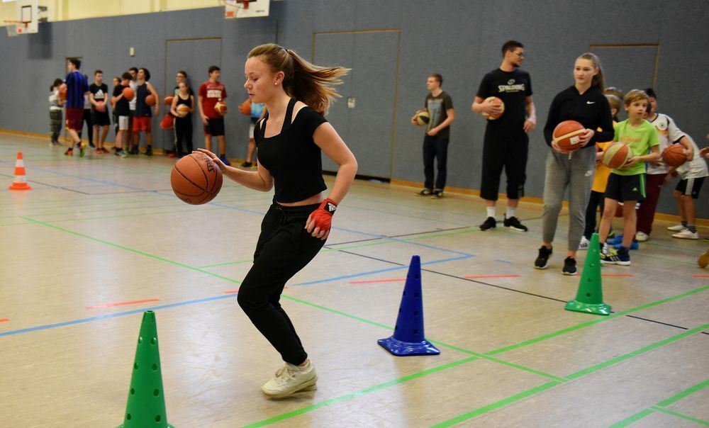 Schüler trainieren mit den Walter Tigers