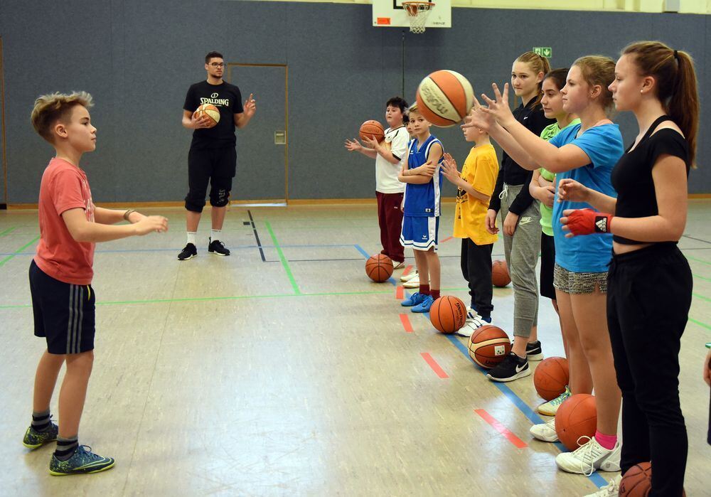 Schüler trainieren mit den Walter Tigers