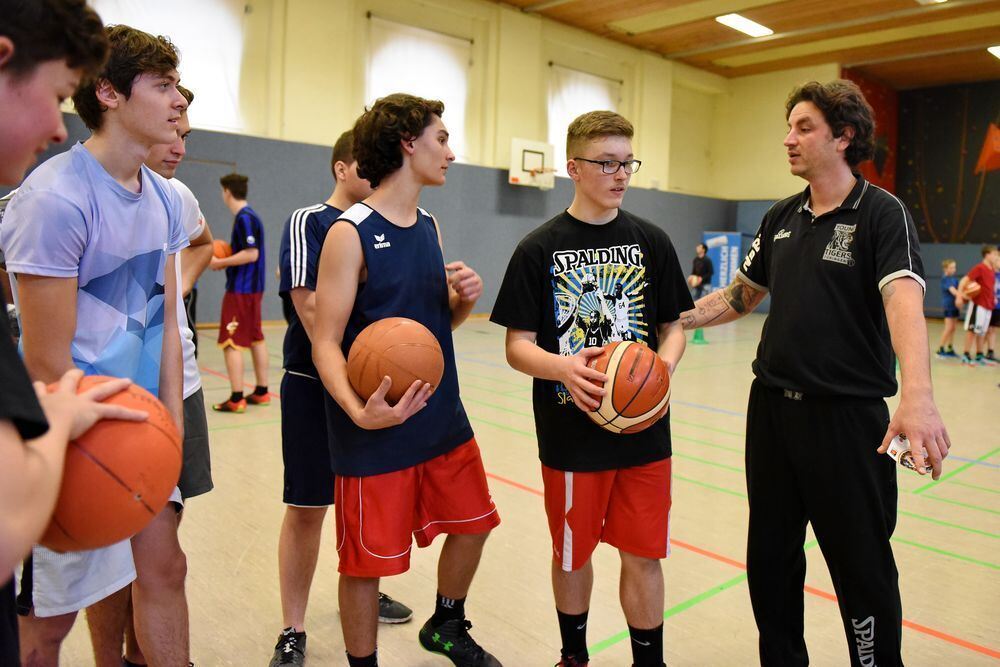 Schüler trainieren mit den Walter Tigers