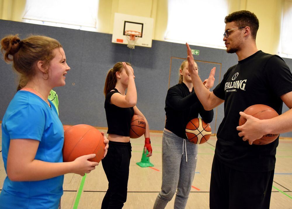 Schüler trainieren mit den Walter Tigers