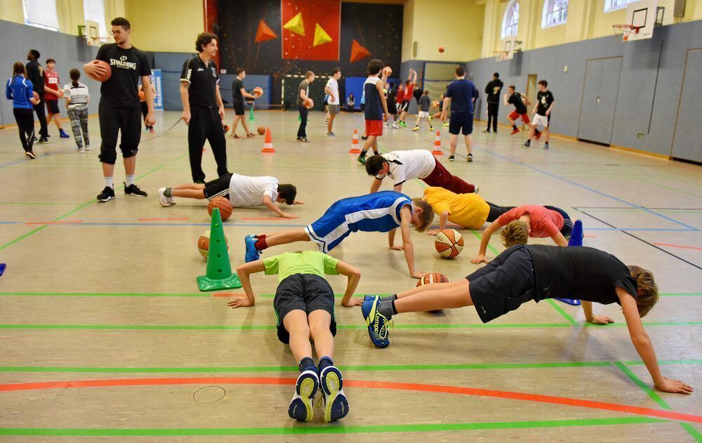 Schüler trainieren mit den Walter Tigers