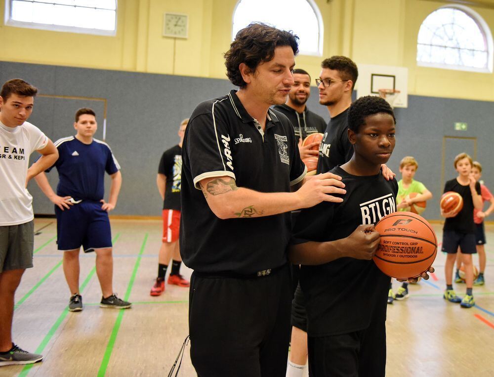 Schüler trainieren mit den Walter Tigers