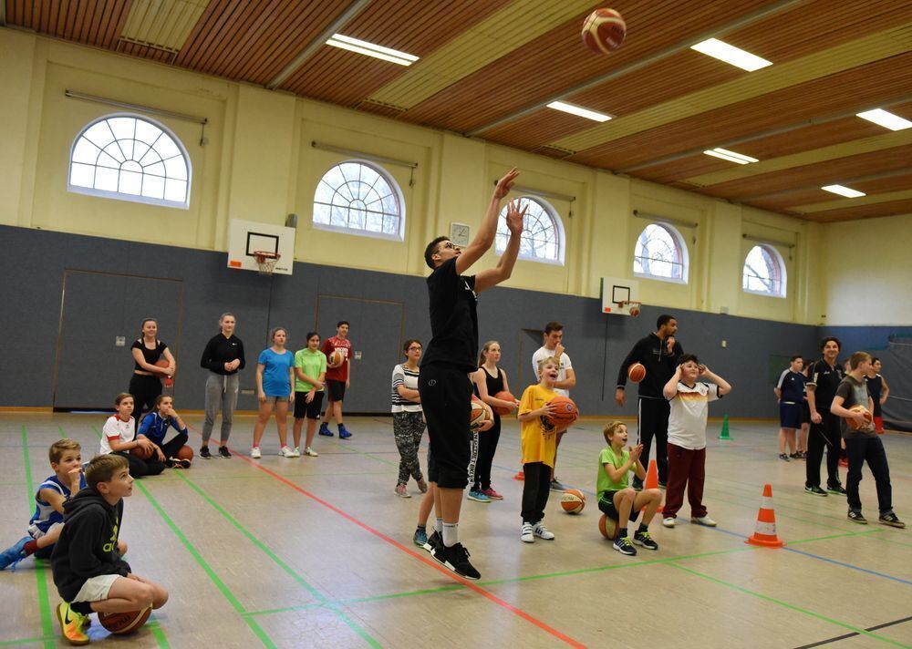 Schüler trainieren mit den Walter Tigers