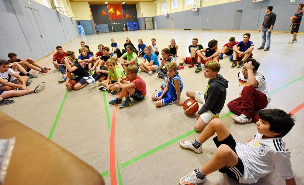 Schüler trainieren mit den Walter Tigers