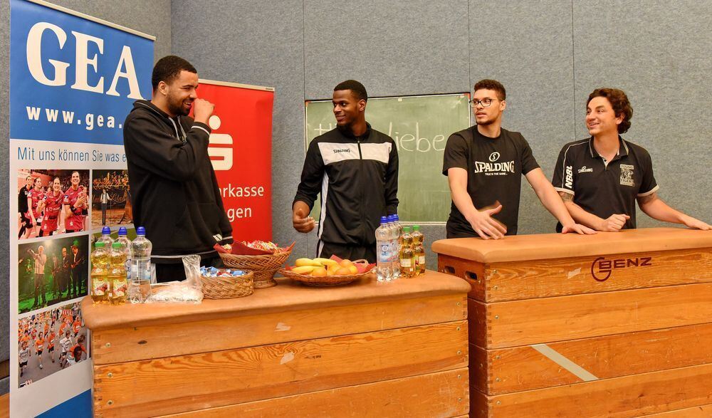 Schüler trainieren mit den Walter Tigers