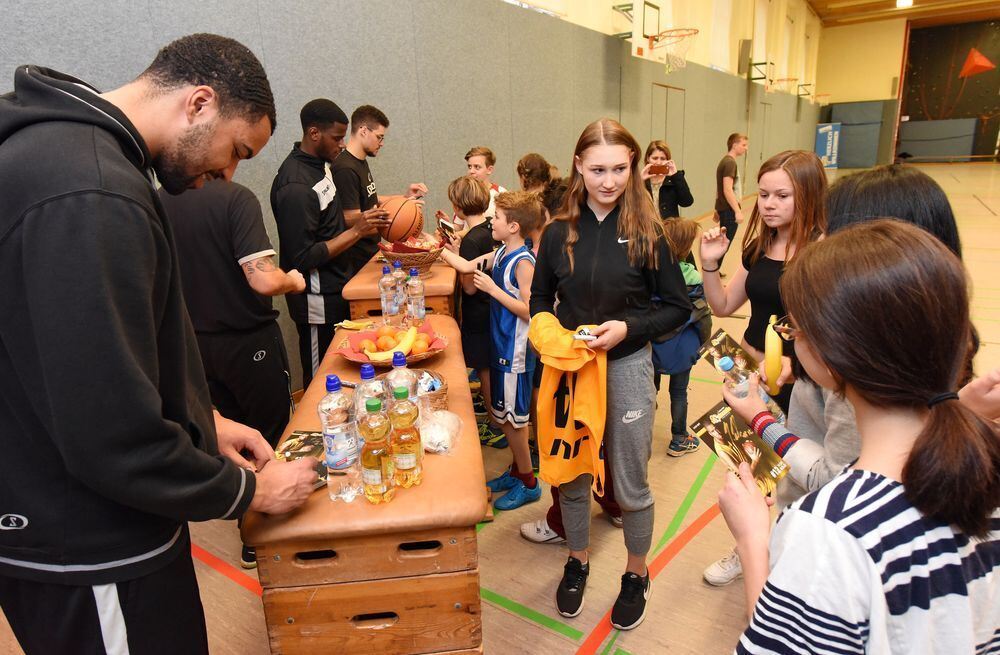 Schüler trainieren mit den Walter Tigers