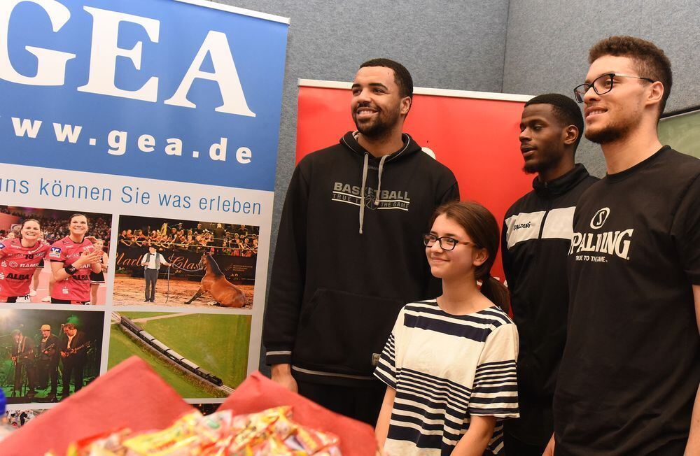 Schüler trainieren mit den Walter Tigers