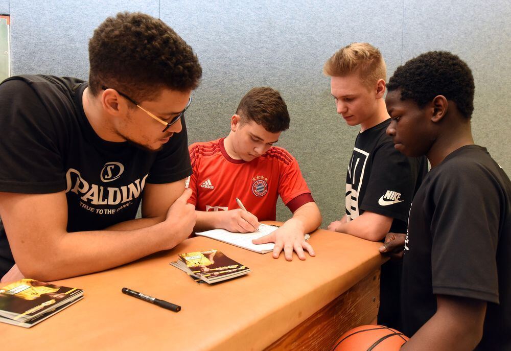 Schüler trainieren mit den Walter Tigers